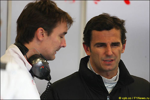 Педро де ла Роса (слева) и технический директор Force India Джеймс Ки