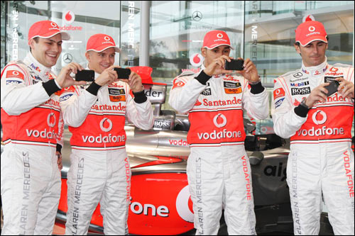 Гэри Паффет, Хейкки Ковалайнен, Льюис Хэмилтон и Педро де ла Роса на презентации McLaren MP4-24