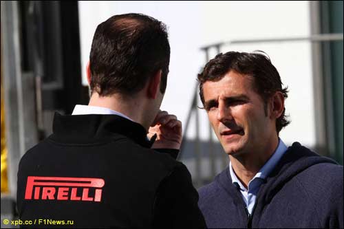 Педро де ла Роса с инженером Pirelli