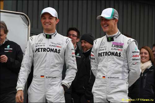 Напарники по Mercedes GP Нико Росберг и Михаэль Шумахер