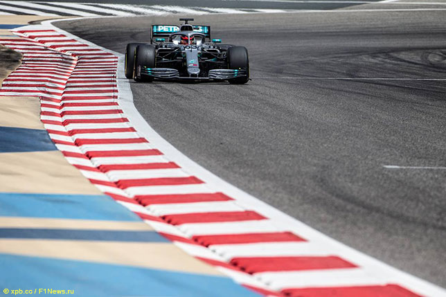 Джордж Расселл за рулём Mercedes W10 на тестах в Бахрейне