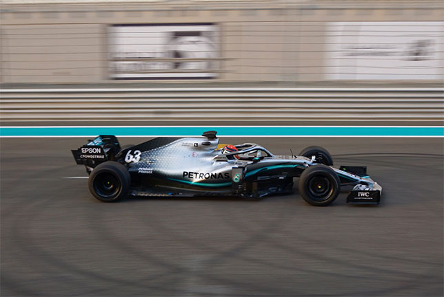 Джордж Расселл за рулём машины Mercedes на шинных тестах в Абу-Даби