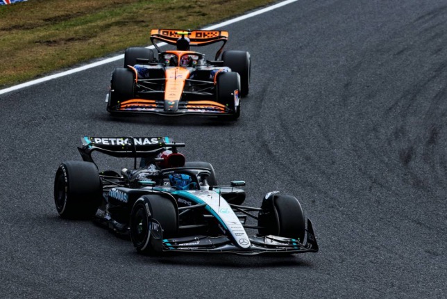Джордж Расселл ведёт борьбу с McLaren на дистанции Гран При Японии, фото XPB