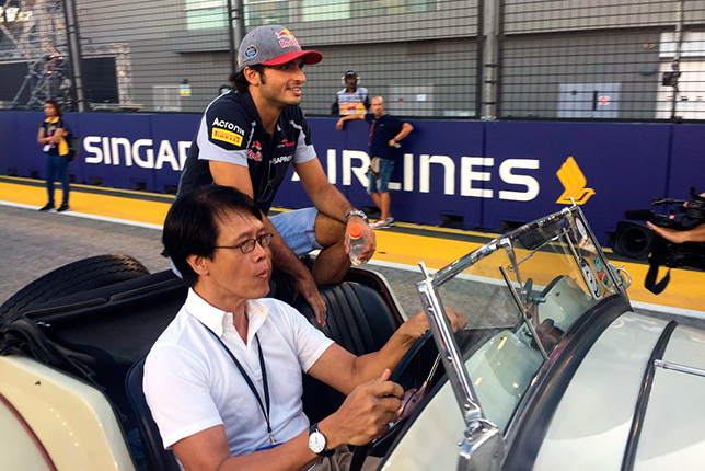 Карлос Сайнс на параде пилотов Гран При Сингапура