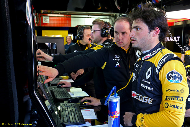 Карлос Сайнс общается с инженерами Renault на тестах в Барселоне
