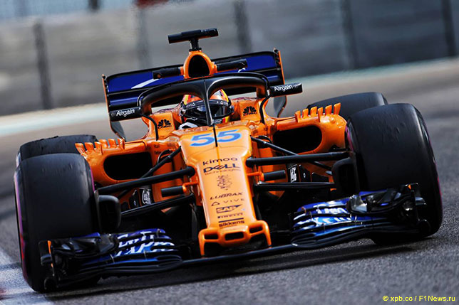 Карлось Сайнс за рулём McLaren на тестах Pirelli в Абу-Даби