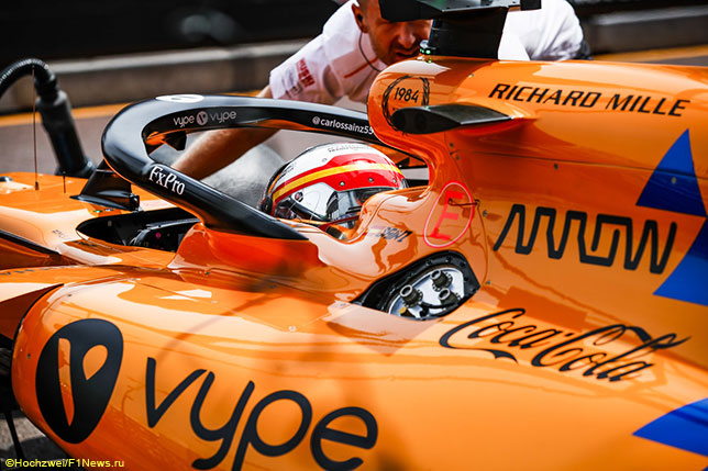 Карлось Сайнс за рулём McLaren перед стартом гонки 