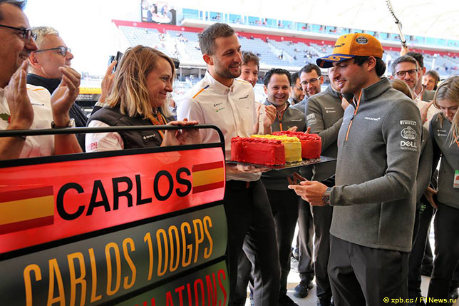 Команда McLaren поздравляет Карлоса Сайнса с 100 Гран При