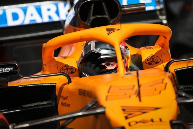 Карлос Сайнс за рулём McLaren на тестах в Барселоне