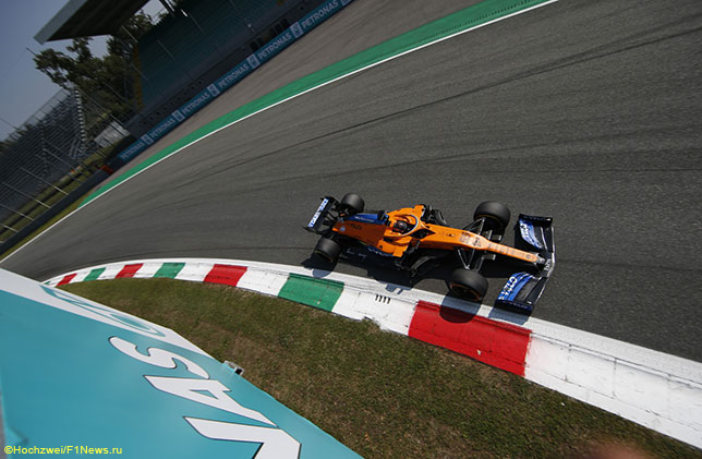 Карлос Сайнс за рулём McLaren MCL35 на трассе в Монце