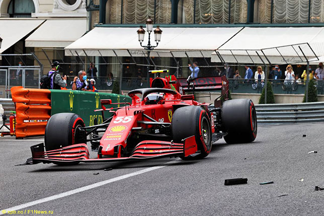 Карлось Сайнс за рулём Ferrari SF21 на трассе в Монако