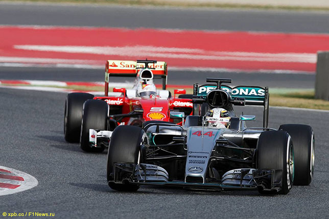 Машины Mercedes и Ferrari на тестах в Барселоне