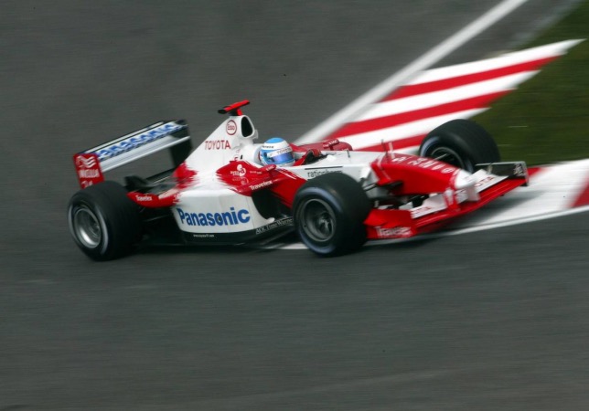 Мика Сало за рулём Toyota TF102 на трассе Гран При Японии, своей последней гонке в Формуле 1, 2002 год, фото XPB