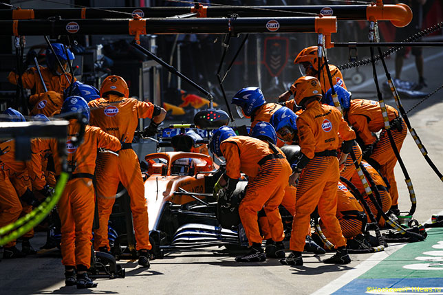 Механики McLaren работают с машиной Ландо Норриса на Гран При Италии