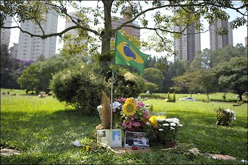 Могила Айртона Сенны в Сан-Паулу