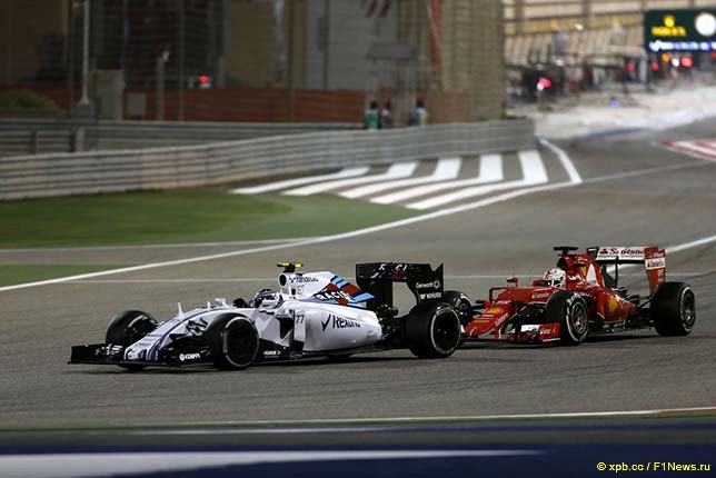 Валттери Боттас отражает атаки Себастьяна Феттеля на Гран При Бахрейна