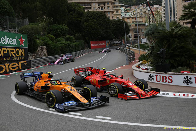 Ferrari Шарля Леклера и McLaren Ландо Норриса в повороте Loews