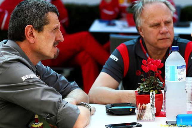 Гюнтер Штайнер и Джин Хаас, владелец комады Haas F1