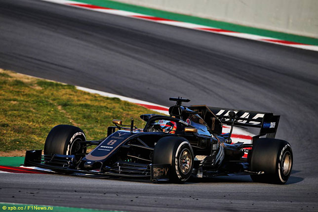 Роман Грожан за рулём Haas VF-19 на трассе в Барселоне