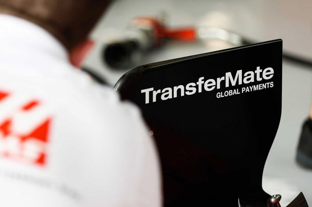 Логотип TransferMate на машине Haas