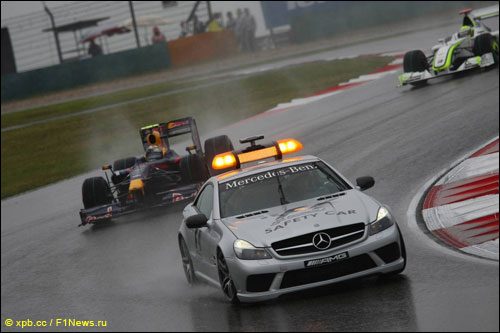 Гонщики следуют за машиной безопасности на Гран При Китая 2009 года