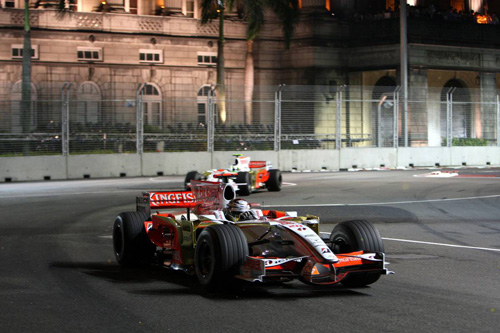 Гран При Сингапура. Джанкарло Физикелла (на переднем плане) и Адриан Сутил.
