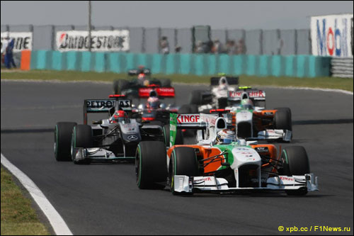Пилоты Force India ведут борьбу с соперниками на трассе Гран При Венгрии 2010 года
