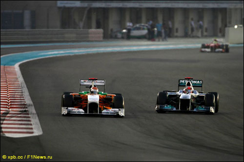 Борьба Адриана Сутила с Михаэлем Шумахером на трассе Гран При Абу-Даби