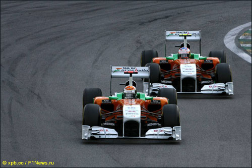 Пилоты Force India на трассе Гран При Бразилии