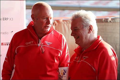 Пэт Симондс (справа) и Джон Бут, руководитель команды Marussia