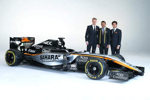 Гонщики Force India с управляющим директором Apsley Tailors Аршадом Махмудом