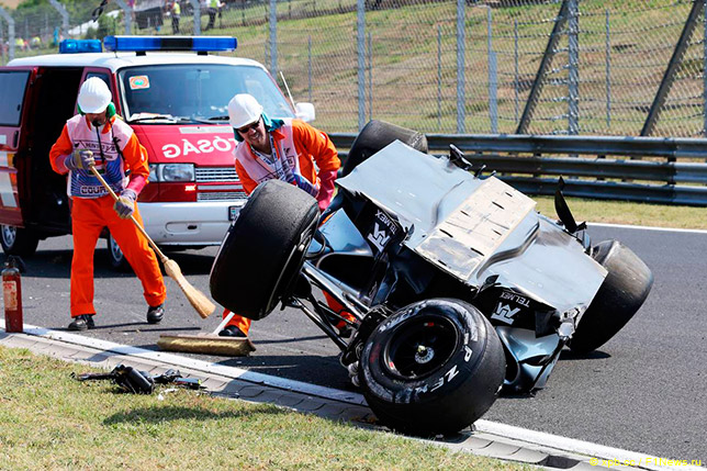 Машина Серхио Переса после аварии на тренировке в Венгрии