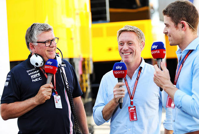 Отмар Сафнауэр (слева) даёт интервью телеканалу Sky Sports, справа – бывший гонщик Force India Пол ди Реста