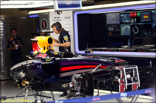 Механики Red Bull Racing работают с машиной Себастьяна Феттеля