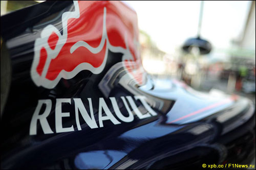 Логотип Renault нв машине Red Bull Racing