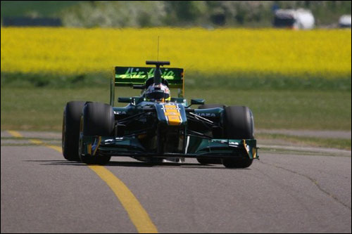 Рикардо Тейшейра тестирует Lotus T128 в Даксфорде