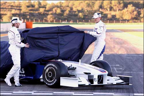 Хайдфельд и Кубица стягивают покрывало с F1.09 