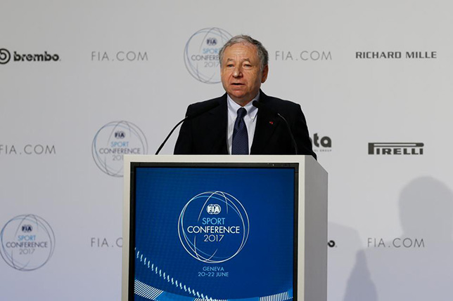 Жан Тодт, президент FIA, на трибуне конференции в Женеве