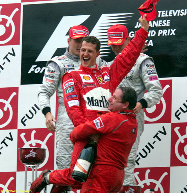 Михаэль Шумахер и Жан Тодт на подиуме Гран При Японии в Сузуке, 2000 год