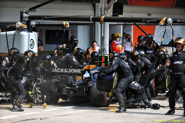 Механики Haas F1 обслуживают машину Грожана