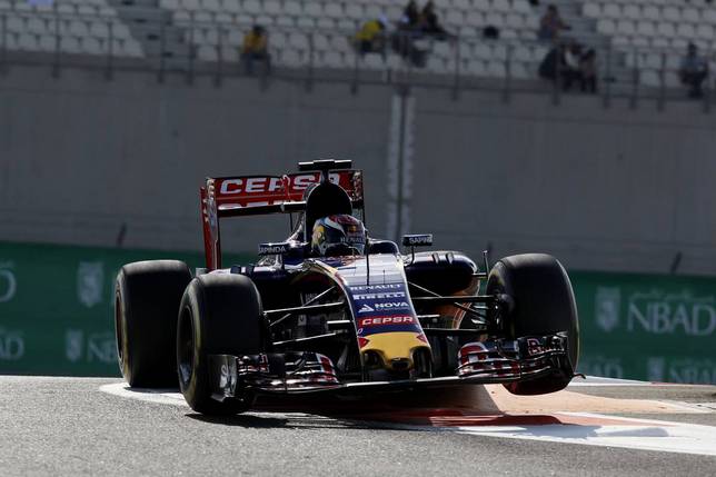 Макс Ферстаппен за рулём Toro Rosso STR10  на тренировке в Абу-Даби