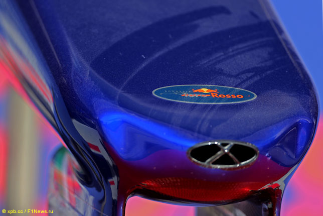 Логотип Toro Rosso на носовом обтекателе машины