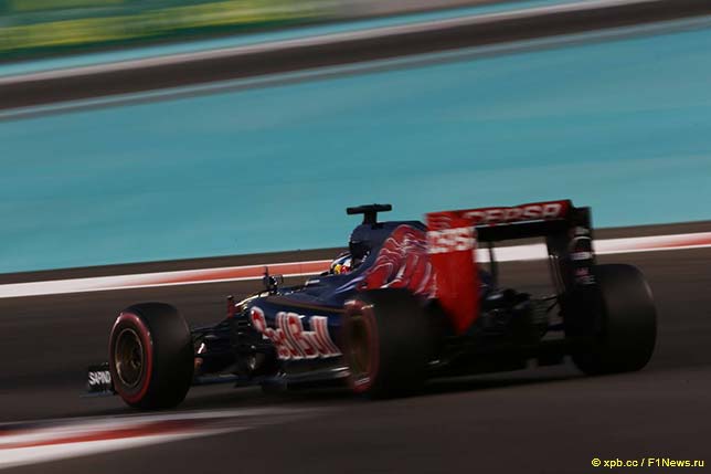 Машина Toro Rosso на трассе в Абу-Даби