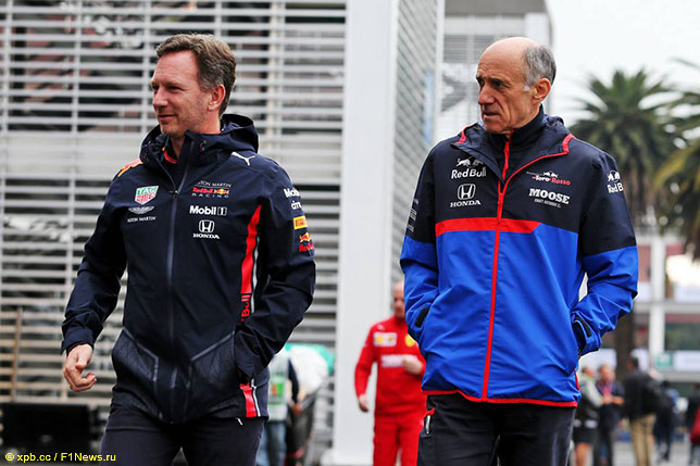 Франц Тост (справа) и Кристиан Хорнер, руководитель Red Bull Racing