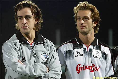 Фернандо Алонсо и Ярно Трулли. Благотворительный футбольный матч. Италия. 2004