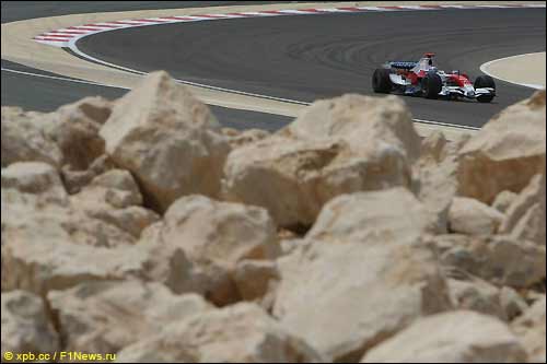 Ярно Трулли на тренировках накануне Гран При Бахрейна, 2008 г.