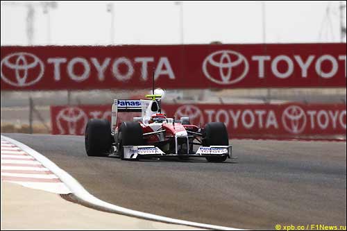 Тимо Глок за рулем TF109 на тестах в Бахрейне