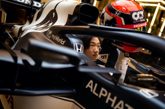 Юки Цунода в кокпите машины AlphaTauri, фото пресс-службы команды