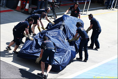 Механики Toro Rosso закатывают машину в боксы после очередной поломки