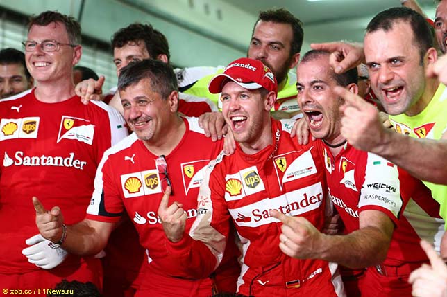 Себастьян Феттель празднует победу в Сепанге вместе с командой Ferrari